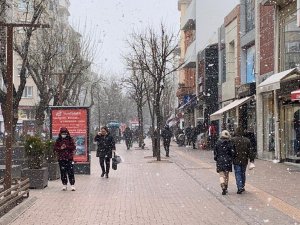 Eskişehir’de Yer Yer Kar Yağışı Etkili Olmaya Başladı
