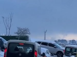 Bursa’da Kar Etkisini Gösterirken, Dikkatsiz Sürücüler Trafiği Felç Etti