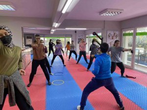 Manisa Gençlik Ve Spor İ̇l Müdürlüğünden Kız Öğrencilere Savunma Eğitimi