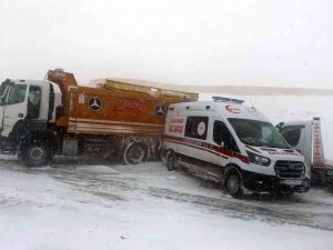 Karlı Yolda Kayan Araçlar Ambulansa Çarptı