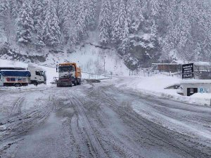 Trabzon-Bayburt Karayolu Kar Nedeniyle Ulaşıma Kapandı
