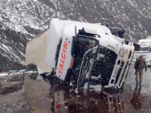 Yoldan Çıkan Tır Devrildi