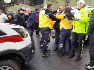 Karlı Yolda Kayan Otomobil 3 Araca Çarparak Durabildi