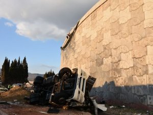 20 Metre Yükseklikten Düşen Kamyonun Sürücüsü Hayatını Kaybetti