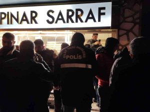 Kuyumcuyu Boğazından Bıçakladı, Bileziği Çalıp Kaçtı