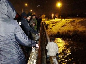Muş’ta Köprüden Atlamak İsteyen Genci Polis Kurtardı