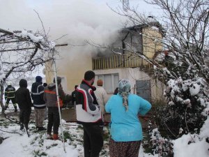 İ̇ki Katlı Evde Çıkan Yangın Paniğe Neden Oldu