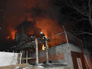 Tosya’da 2 Katlı Ev Yandı, Yaşlı Çift Camdan Atlayarak Kurtuldu