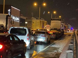 13 Aracın Karıştığı Trafik Kazasında Yollar 1 Saatin Sonunda Açıldı