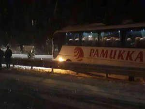 Yoldan Çıkan Otobüs Bariyerlere Çarptı