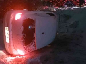 Karda Kayan Araç Şarampole Yuvarlandı: 4 Yaralı