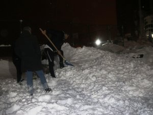 Bitlis’te Öğretmenevi Bahçesine Çığ Düştü: 7 Araç Kara Gömüldü