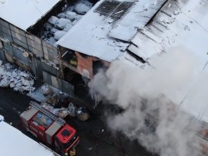 Isınmak İçin Yaktıkları Ateş Kâğıt Deposunda Yangına Sebep Oldu