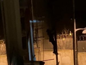 Zeytinburnu’nda Elektrik Direğine Tırmanarak Telleri Koparmaya Çalıştı