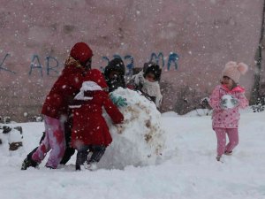 Kocaeli’de Karın Tadını Her Zamanki Gibi Çocuklar Çıkardı