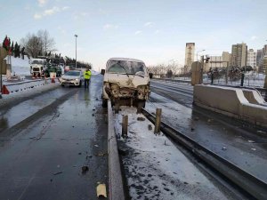 Esenyurt’ta Direksiyon Hakimiyetini Kaybeden Sürücü Gişe Bariyerine Çarptı