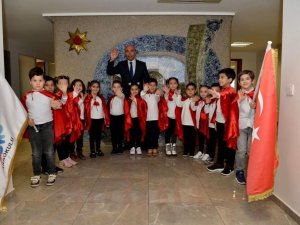 İ̇zmirli Minikler İ̇stiklal Marşı’nın 10 Kıtasını Ezbere Okudu