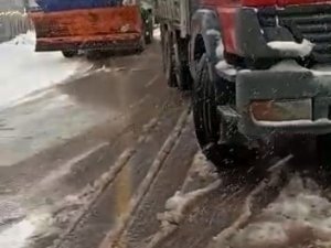 Kamyonun Yardımına Kar Küreme Araçları Yetişti