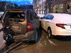 4 Aracın Karıştığı Trafik Kazasında 1 Kişi Yaralandı