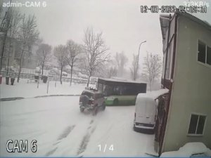 Bursa’da Kayan Arazi Aracı Halk Otobüsüne Kafadan Çarptı..yolcular Ölümden Döndü
