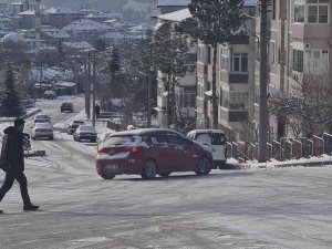 Karabük’te Yollar Buz Pistine Döndü, Kazalar Ardı Ardına Geldi