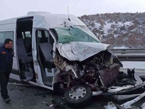 Denizlili Öğretmen Ve Öğrencileri Taşıyan Minibüs, Eskişehir’de Kaza Yaptı; 16 Yaralı