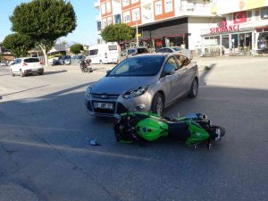 Motosiklet Sürücüsü Başındaki Kask Sayesinde Hayatta Kaldı