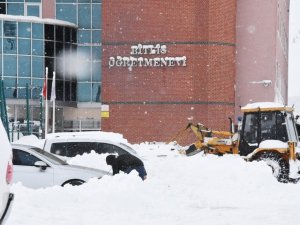 Bitlis’te Araçların Üzerine Düşen Çığın Hasarı Gün Ağarınca Ortaya Çıktı