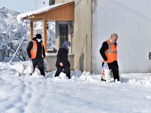 Geçimini Hayvancılık İle Sağlayan Yaşlı Kadının Yardımına Belediye Başkanı Yetişti