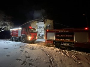 Baca Yangını Çatıyı Sardı, İtfaiye Faciayı Önledi