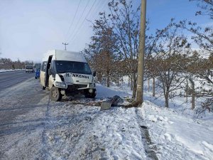 Elazığ’da Minibüs Aydınlatma Direğine Çarptı: 2 Yaralı