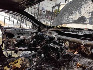 Park Halindeki Araç Alev Topuna Döndü