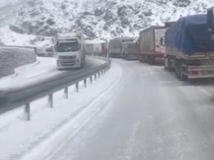Bitlis’te Kar Yolları Kapattı, Kilometrelerce Kuyruk Oluştu