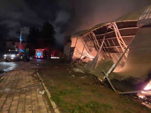 Diyarbakır’da İnşaat Malzemelerinin Olduğu Depoda Yangın