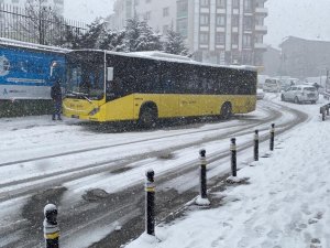 İ̇stanbul’da Beyaza Bürünen Caddelerde Sürücüler Zor Anlar Yaşadı