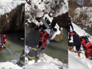 Dereye Uçan Otomobildekilerin İmdadına İtfaiye Ekipleri Yetişti