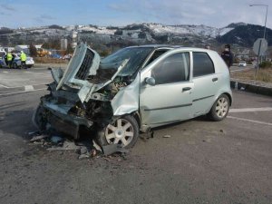 Ordu’da Otomobil İle Kamyon Çarpıştı: 1’i Çocuk 3 Yaralı