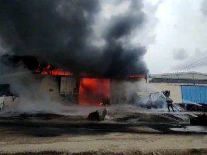 Alev Alev Yanan Atölye Yangını Kontrol Altına Alındı