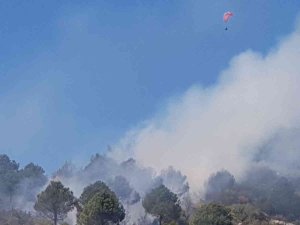 Yangın Bölgesi Üzerinde Yamaç Paraşütü