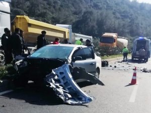 Kontrolden Çıkan Otomobil Kamyona Çarptı: 2 Yaralı