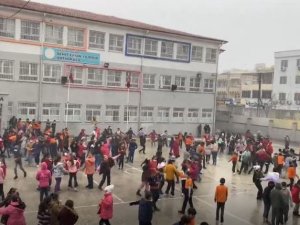 Öğrencilerin Kar Eğlencesi Yürekleri Isıttı