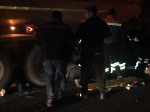 Kazaya Müdahale Eden Polis Memuru Kamyonun Altında Kaldı