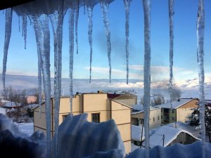 Çatılarda Tehlike Saçan Buz Kütleleri Temizlendi