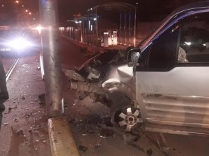 Otomobil Elektrik Direğine Çarptı: 2 Yaralı