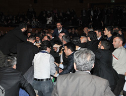 Ahmedinejad’ın Konuşması Sırasında Salonda Arbede Yaşandı 7 Gözaltı
