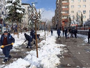Siirt’te Karla Mücadele Çalışmaları Devam Ediyor