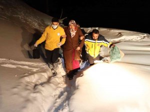 Sağlık Ekipleri Yolu Kapanan Köyde Mahsur Kalan Hasta İçin Seferber Oldu