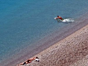 Antalya’da Kar Manzarası Eşliğinde Deniz Ve Güneş Keyfi