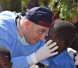 RTEÜ'lü Doktor Afrika’da İnsanların Yaralarını Sardı