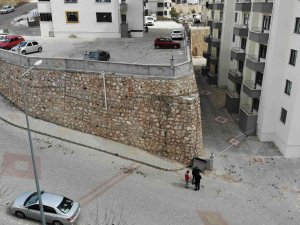 12 Katlı Binanın İstinat Duvarında Oluşan Çatlaklar Endişelendirdi